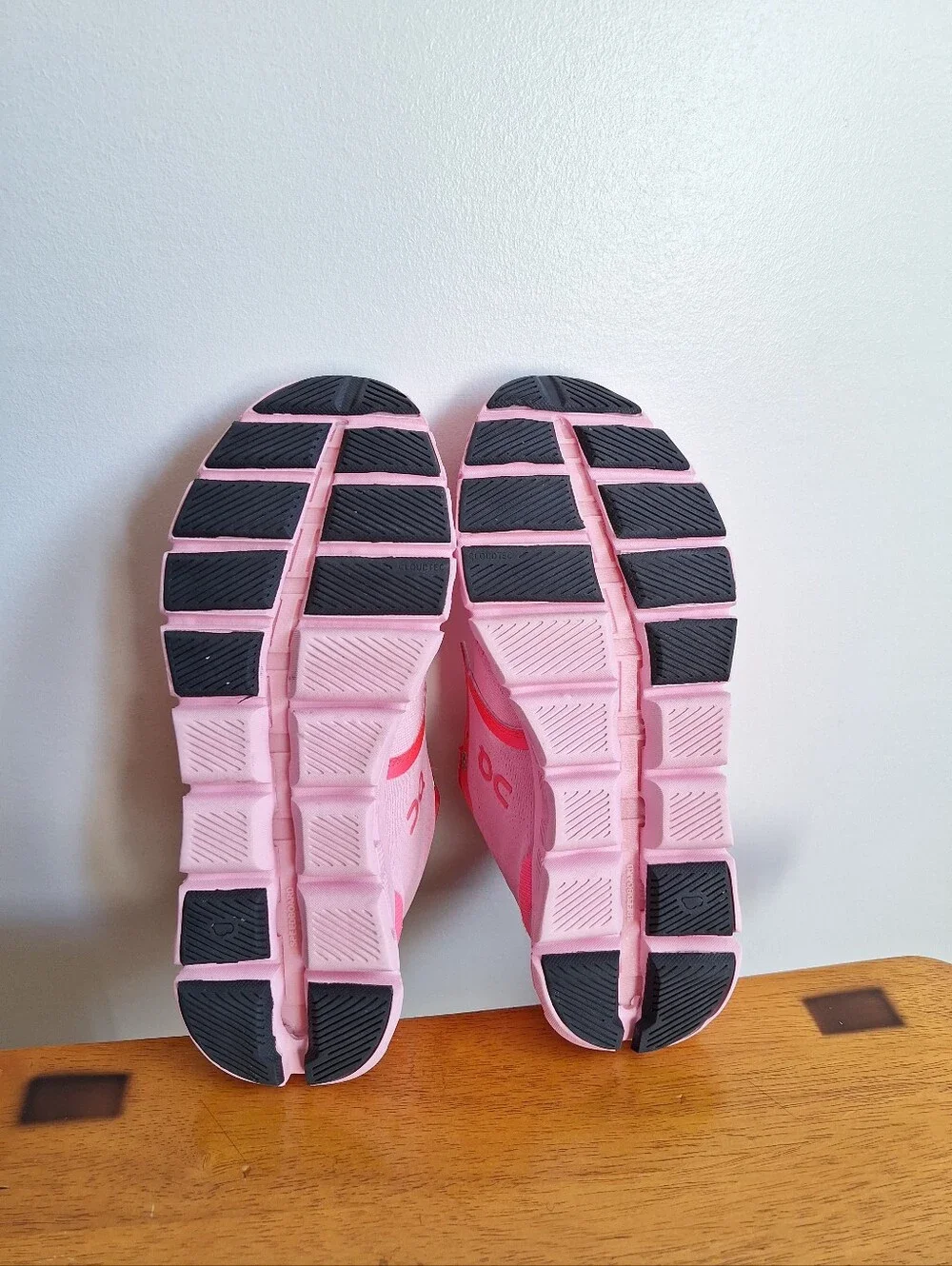 On Cloud X 4 Women's pink / fluorescent pink Size 7